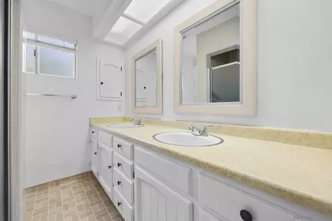 Bath - 741 Rossiter Ln, Fallbrook, CA 92028 photo 4 of 6