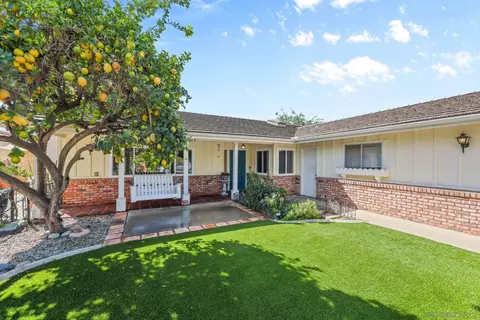 741 Rossiter Ln, Fallbrook, CA 92028