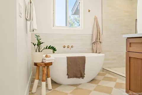 Bath - 14334 Sandown Ct, Poway, CA 92064 photo 2 of 7