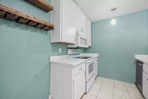 Kitchen - 407 Requeza St #E9, Encinitas, CA 92024 photo 4 of 4