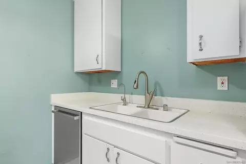 Kitchen - 407 Requeza St #E9, Encinitas, CA 92024 photo 3 of 4