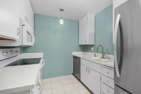 Kitchen - 407 Requeza St #E9, Encinitas, CA 92024 photo 2 of 4