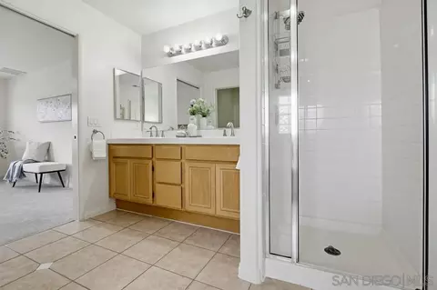 Bath - 12701 Oak Knoll Rd, Poway, CA 92064 photo 5 of 7