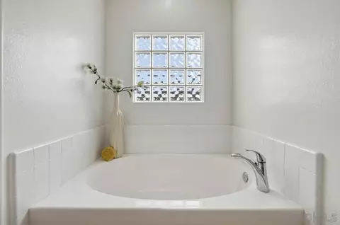 Bath - 12701 Oak Knoll Rd, Poway, CA 92064 photo 4 of 7