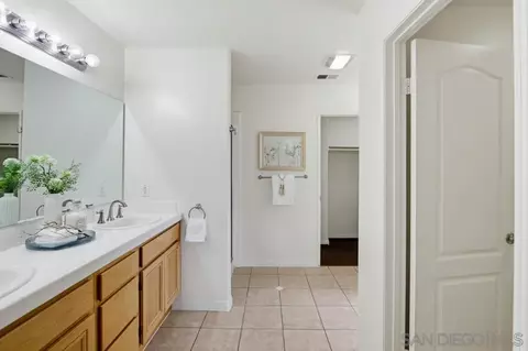 Bath - 12701 Oak Knoll Rd, Poway, CA 92064 photo 2 of 7