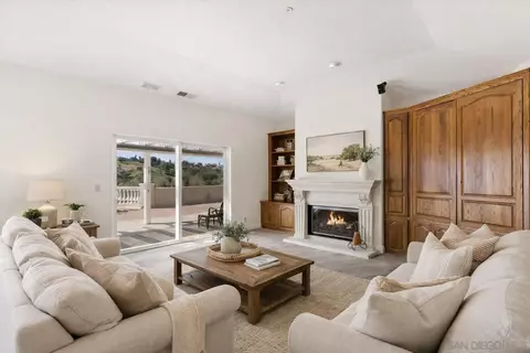 Living - 4417 Fallsbrae Rd, Fallbrook, CA 92028 photo 5 of 8