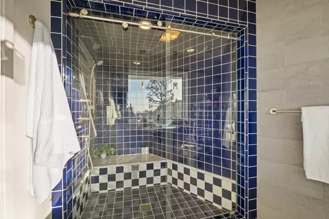 Bath - 1705 Valdes Dr, La Jolla, CA 92037 photo 4 of 6