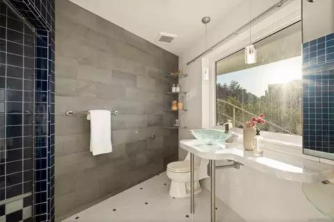 Bath - 1705 Valdes Dr, La Jolla, CA 92037 photo 3 of 6