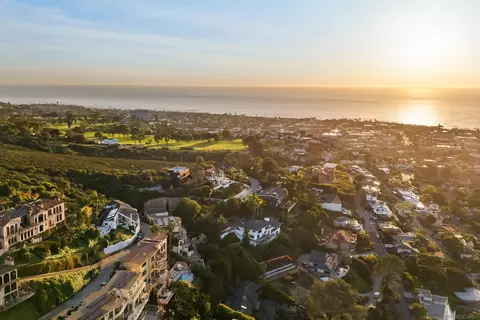 View/Area - 1705 Valdes Dr, La Jolla, CA 92037 photo 5 of 11