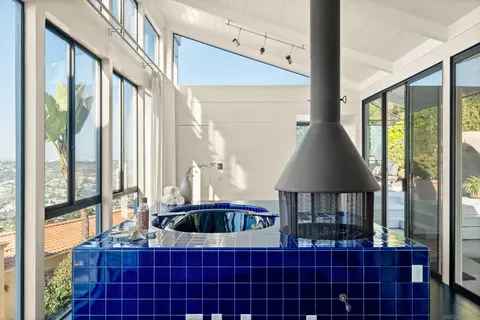 Bath - 1705 Valdes Dr, La Jolla, CA 92037 photo 1 of 6