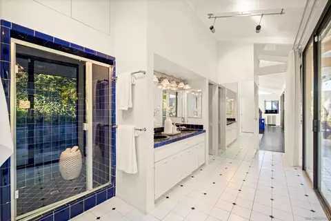 Bath - 1705 Valdes Dr, La Jolla, CA 92037 photo 2 of 6