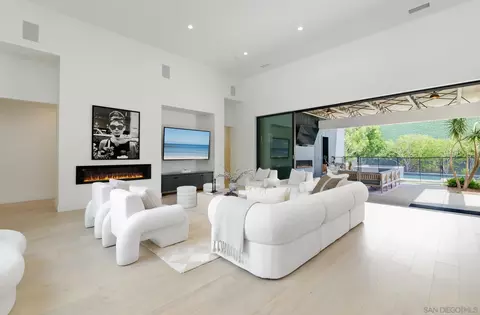 Living - 121 Avenida Esperanza, Encinitas, CA 92024 photo 2 of 3
