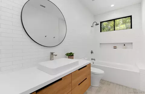 Bath - 121 Avenida Esperanza, Encinitas, CA 92024 photo 5 of 7