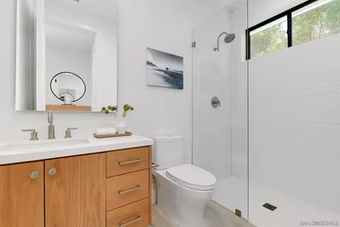 Bath - 121 Avenida Esperanza, Encinitas, CA 92024 photo 4 of 7