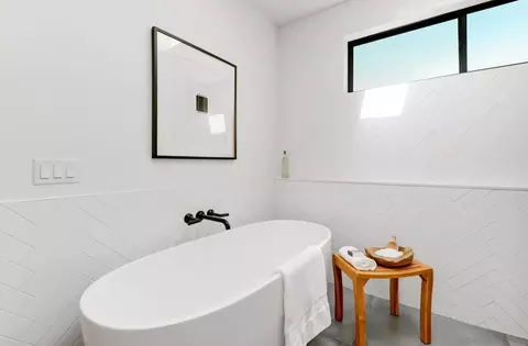Bath - 121 Avenida Esperanza, Encinitas, CA 92024 photo 3 of 7