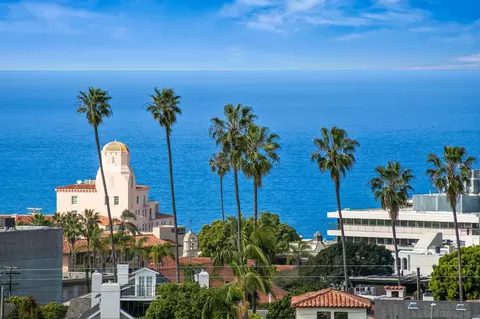 7651 Country Club Dr, La Jolla, CA 92037