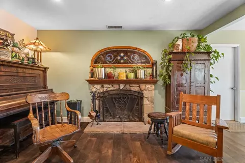 Living - 14118 Ipava Dr, Poway, CA 92064 photo 4 of 4