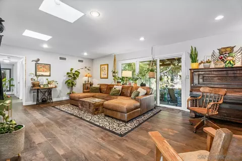 Living - 14118 Ipava Dr, Poway, CA 92064 photo 3 of 4