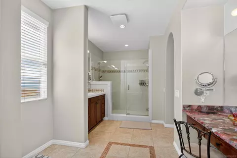 Bath - 18410 Lakepointe Dr, Riverside, CA 92503 photo 5 of 6