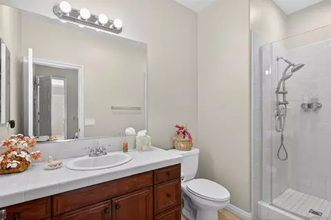 Bath - 18410 Lakepointe Dr, Riverside, CA 92503 photo 2 of 6