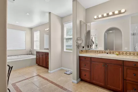 Bath - 18410 Lakepointe Dr, Riverside, CA 92503 photo 3 of 6