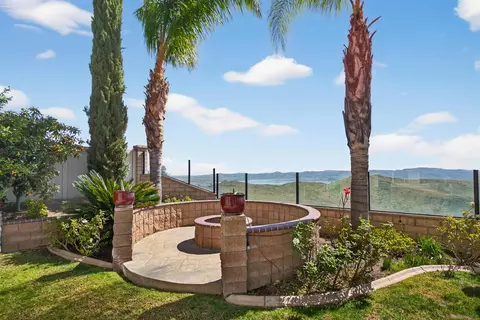 Exterior - 18410 Lakepointe Dr, Riverside, CA 92503 photo 2 of 11