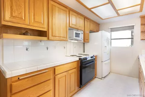 Kitchen - 12455 Ridgeton Dr, Lakeside, CA 92040 photo 3 of 4