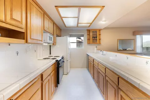 Kitchen - 12455 Ridgeton Dr, Lakeside, CA 92040 photo 2 of 4