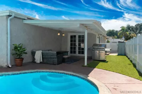 Exterior - 1217 Juliette Pl, Fallbrook, CA 92028 photo 7 of 10