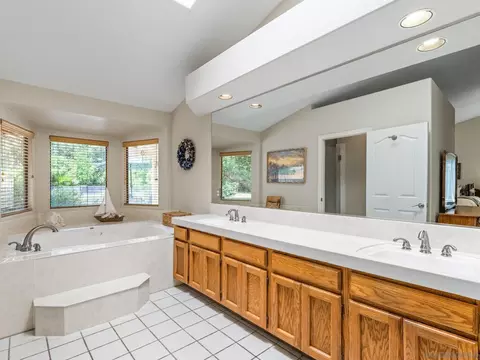 Bath - 16635 Shady Oaks Dr, Ramona, CA 92065 photo 2 of 4