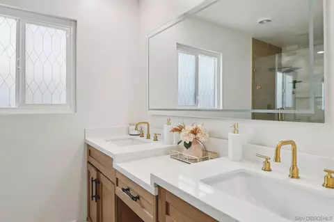 Bath - 2016 Oak Hill Dr, Escondido, CA 92027 photo 1 of 3