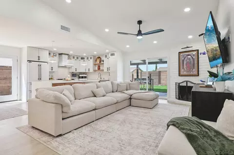 Living - 2016 Oak Hill Dr, Escondido, CA 92027 photo 1 of 2