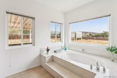 Bath - 1346 Wilson Rd, Ramona, CA 92065 photo 4 of 7