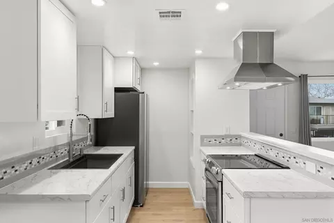 Kitchen - 9855 Mission Greens Ct #4, Santee, CA 92071 photo 4 of 10