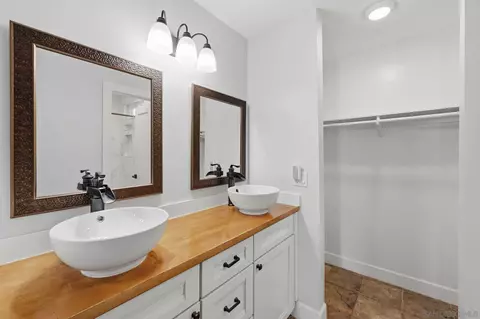 Bath - 3039 Pecan Pl, Escondido, CA 92027 photo 2 of 3