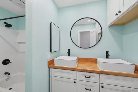 Bath - 3039 Pecan Pl, Escondido, CA 92027 photo 1 of 3