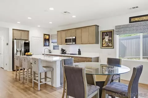 Kitchen - 441 Ventasso Way, Fallbrook, CA 92028 photo 4 of 7