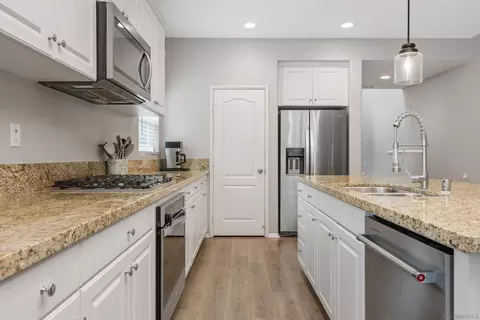 Kitchen - 536 Ventasso Way, Fallbrook, CA 92028 photo 2 of 5