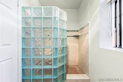 Bath - 1709 Larkhaven Gln, Escondido, CA 92026 photo 2 of 4