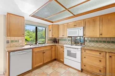 Kitchen - 1709 Larkhaven Gln, Escondido, CA 92026 photo 2 of 4