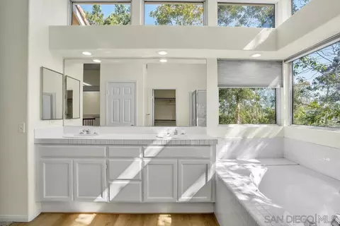 Bath - 1674 W 11th Ave, Escondido, CA 92029 photo 5 of 8
