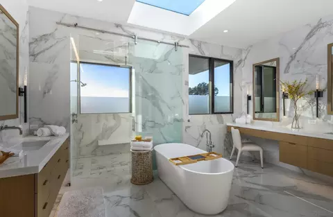 Bath - 521 S Rios Ave, Solana Beach, CA 92075 photo 2 of 7