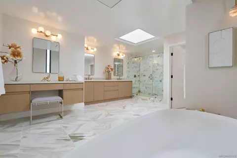 Bath - 2465 Garfield St, Carlsbad, CA 92008 photo 5 of 8