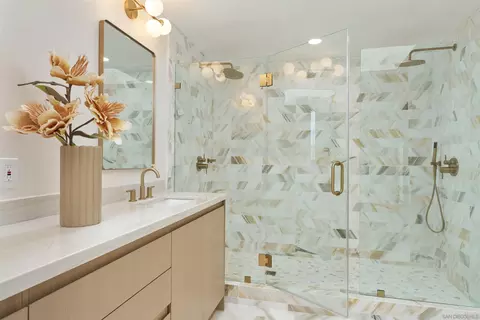 Bath - 2465 Garfield St, Carlsbad, CA 92008 photo 4 of 8