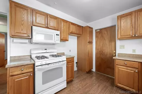 Kitchen - 660 Mills St, Escondido, CA 92027 photo 2 of 4