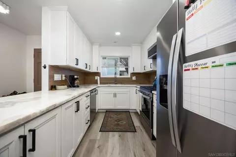 Kitchen - 810 E Washington Ave UNIT E, Escondido, CA 92025 photo 3 of 4