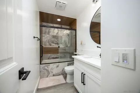 Bath - 810 E Washington Ave UNIT E, Escondido, CA 92025 photo 2 of 2