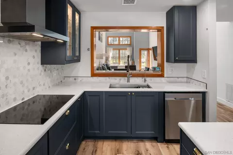 8647 Circle R Valley Ln, Escondido, CA 92026
