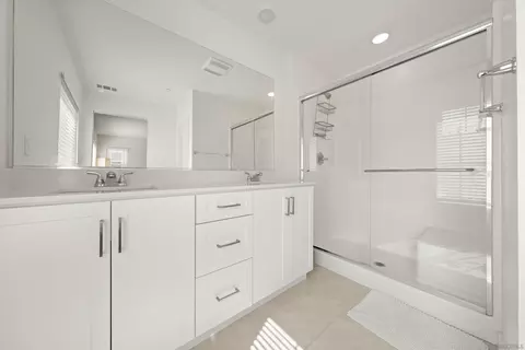Bath - 35164 Grove Trl, Fallbrook, CA 92028 photo 2 of 2