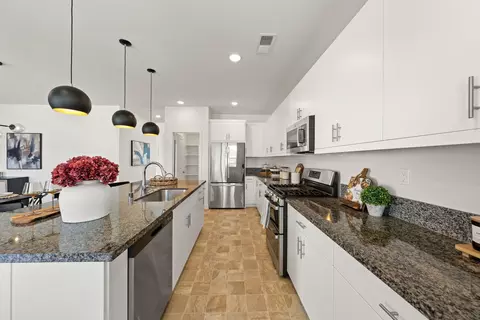 Kitchen - 35172 Bergamot Cv, Fallbrook, CA 92028 photo 3 of 6